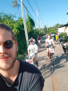 Grupo andando de bicicleta em Bang Krachao 