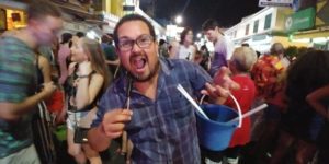 Comendo escorpião na Khao San Road enquanto a balada na rua está a todo vapor.