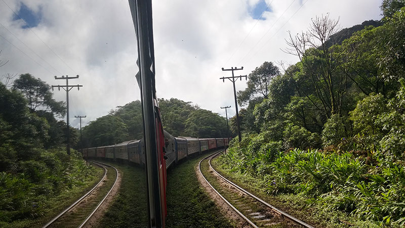 A viagem de trem Curitiba-Morretes