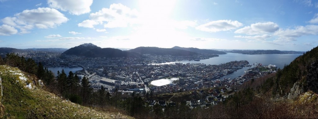 Panorâmica da cidade de Bergen a partir da montanha Fløyen. Abr/15.