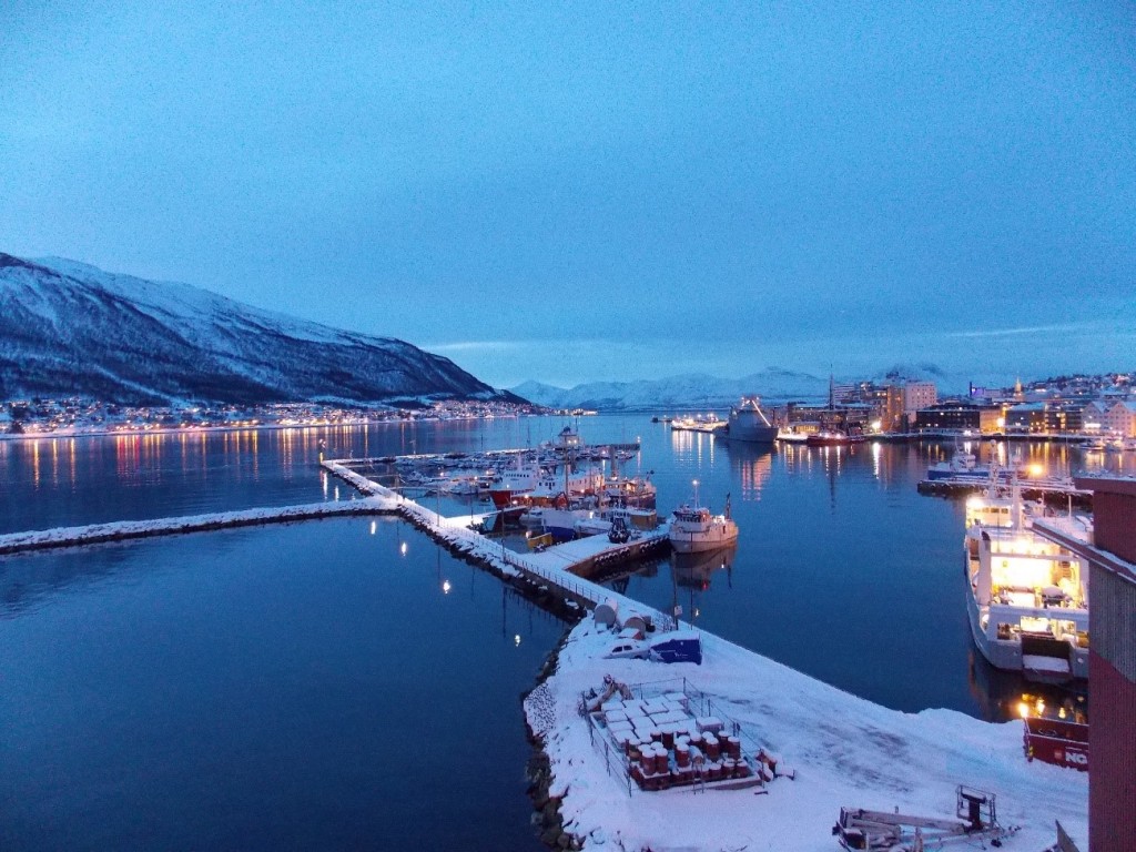 Vista da cidade de Tromsø, norte da Noruega. Apesar de sua latitude, o clima é amenizado pelas correntes costeiras. Dez/13.